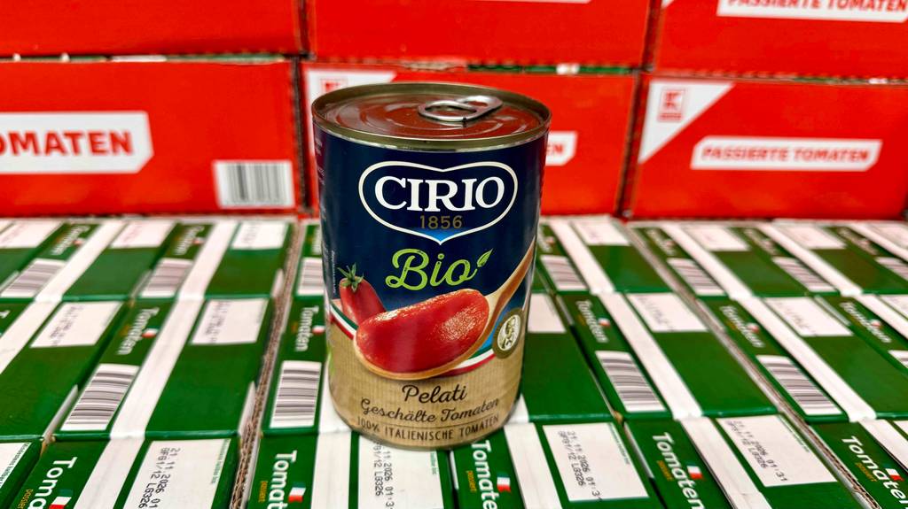 Eine Dose getestete Bio-Tomatensauce steht auf mehreren Tetrapacks.
