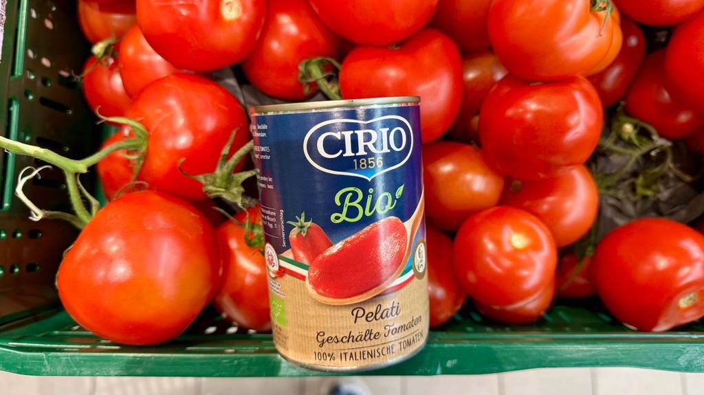 Im Test: Eine Dose Bio-Tomatensauce liegt auf einem kleinen Berg Tomaten.