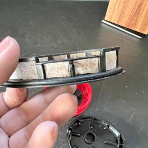Verschmutzter Filter beim Cisixin-Mini-Staub-Reiniger.