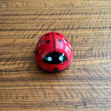 Cisixin-Mini-Staub-Reiniger auf einem Tisch