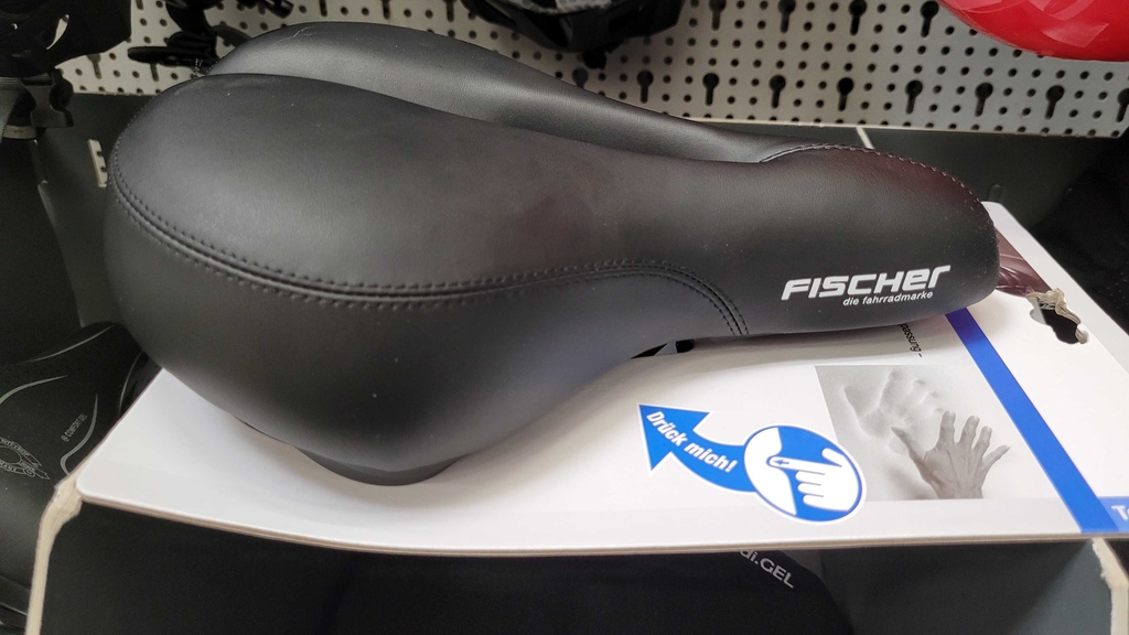 Seitenansicht eines getesteten Fahrradsattels, auf dem groß der Herstellername aufgedruckt ist.