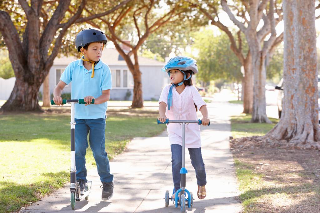Cityroller und Kickboard unterwegs