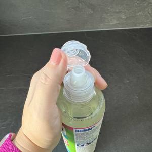 Eine Hand öffnet den Claro-Öko-Klarspüler