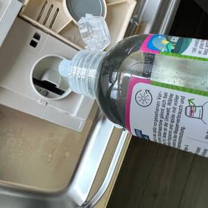 Es wird Claro-Öko-Klarspüler in den dafür vorgesehenen Behälter in der Spülmaschine gegeben