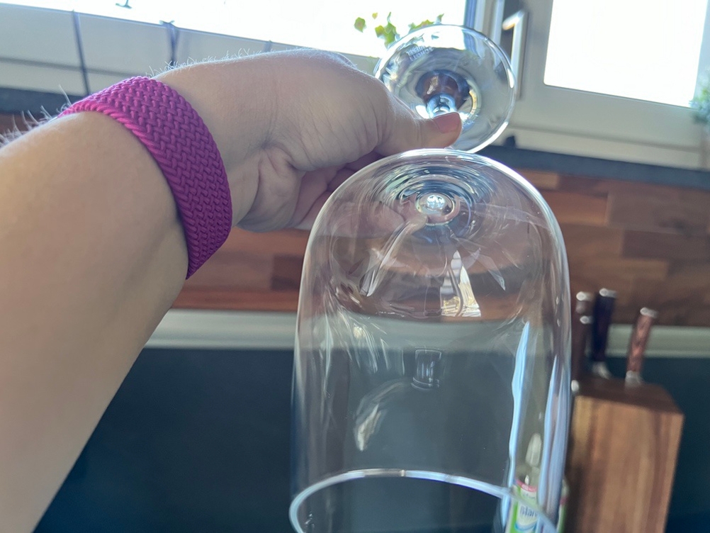 Ein Weinglas wird von einer Hand gehalten