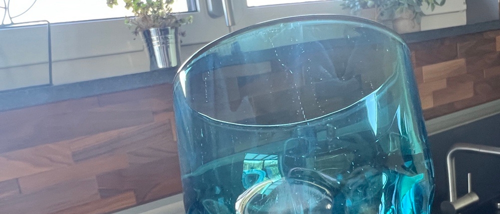 Ein Glas in Nahaufnahme vor einem Fenster