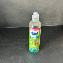 Der Claro Öko Klarspüler steht auf einer Küchenarbeitsplatte