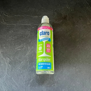 Der Claro-Öko-Klarspüler liegt auf einer Küchenarbeitsplatte