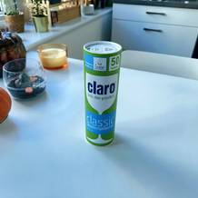 Das Spülmaschinenpulver von Claro steht auf einem Tisch.