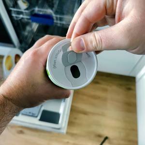 Die Dose des Claro-Spülmaschinenpulvers wird geöffnet.