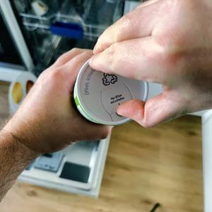 Der Klappdeckel vom Spülmaschinenpulver der Marke Claro wird angehoben.