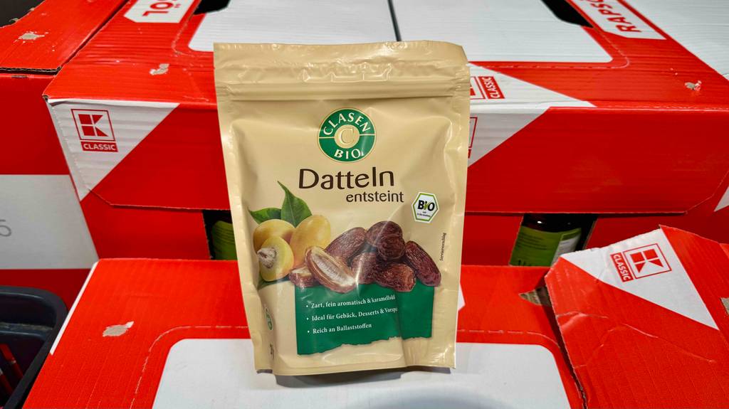 Eine wiederverschließbare Tüte mit entsteinten Bio-Datteln im Test befindet sich auf roten Kaufland-Kartons.