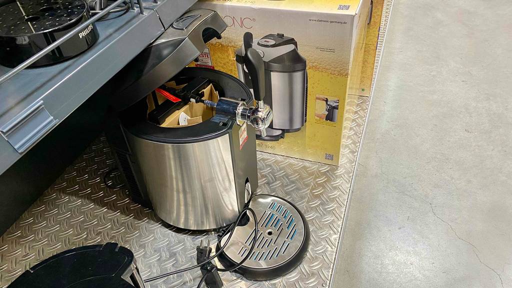 Im Test: Ansicht von oben auf eine geöffnete Bierzapfanlage mit inliegenden Zubehörteilen.