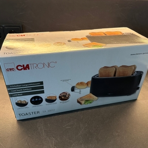 Der Karton vom Clatronic-Langschlitztoaster steht auf einer Küchenarbeitsplatte