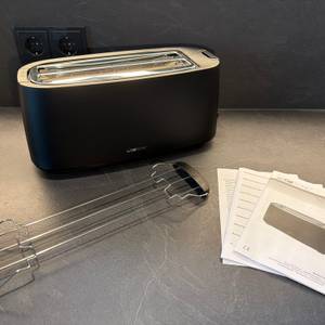 Der Lieferumfang vom Clatronic-Langschlitztoaster liegt auf einer Küchenarbeitsplatte