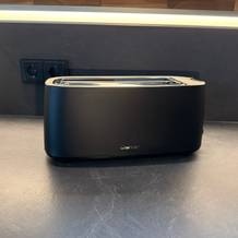 Der Clatronic-Langschlitztoaster steht auf einer Küchenarbeitsplatte