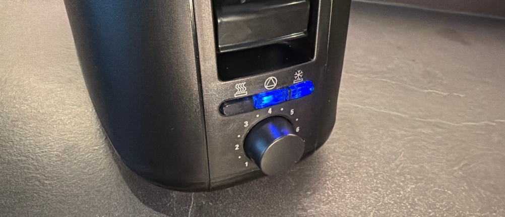 Die Bedienelemente an der Seite vom Clatronic-Langschlitztoaster