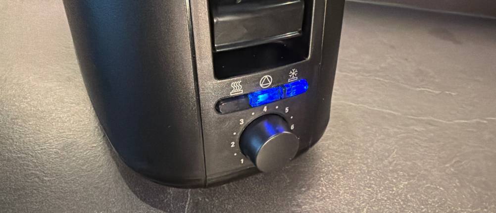 Die Bedienelemente an der Seite vom Clatronic-Langschlitztoaster