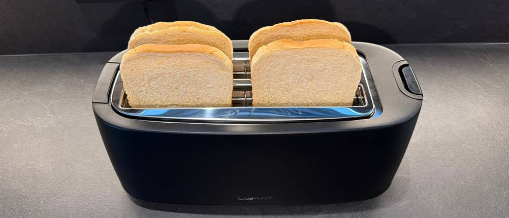 Vier Toastscheiben liegen im Clatronic-Langschlitztoaster