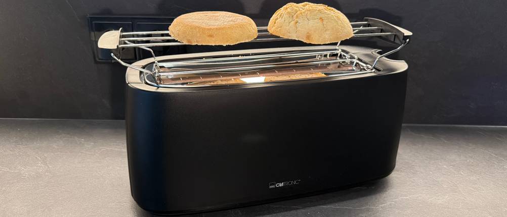 Zwei Brötchenhälften liegen auf dem Clatronic-Langschlitztoaster