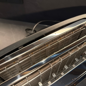 Auf dem Clatronic-Langschlitztoaster befinden sich Krümel
