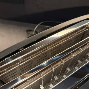 Auf dem Clatronic-Langschlitztoaster befinden sich Krümel