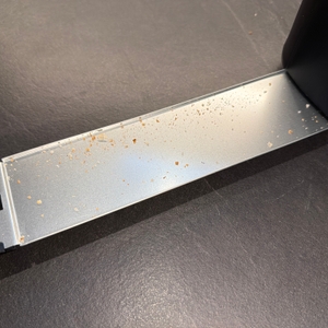 Krümel liegen in der dafür vorgesehenen Ablage im Clatronic-Langschlitztoaster