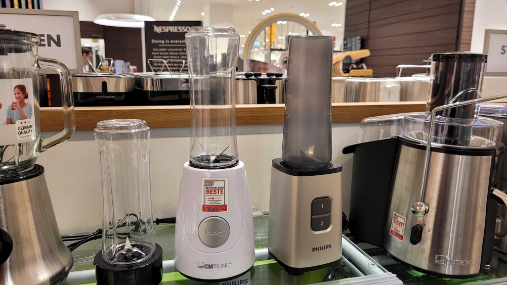 Smoothie-Maker-Test: Ein Smoothie-Maker zwischen anderen Geräten in einer Verkaufsausstellung.