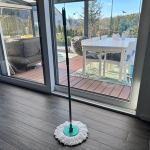 Der Mopp des Cleanmaxx 05549 steht auf einem Fliesenboden.