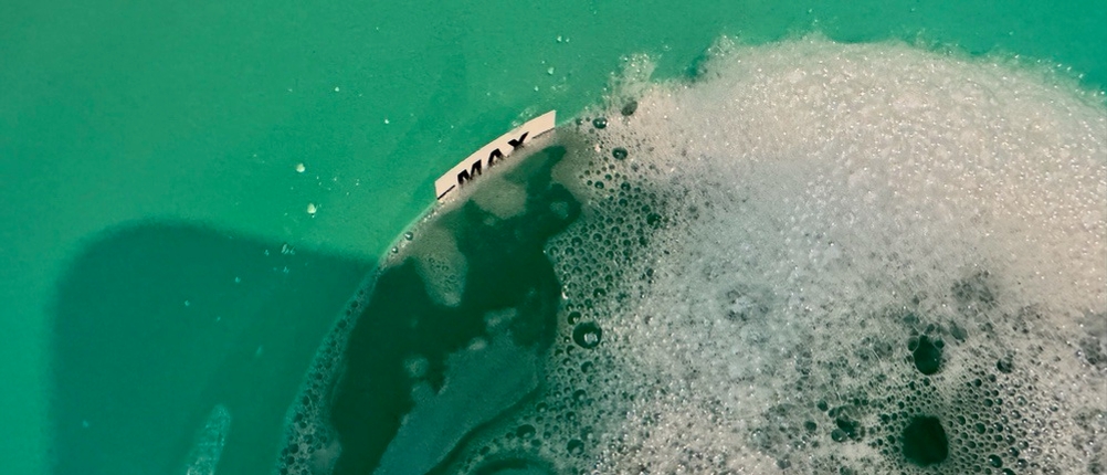 Wasser steht bis an die MAX-Markierung im Behälter des Cleanmaxx 05549.