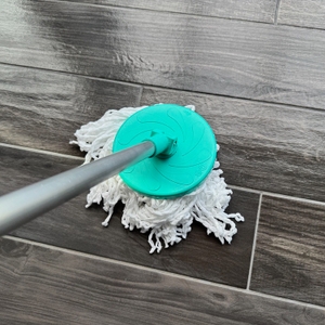 Der Mopp des Cleanmaxx 05549 beim Reinigen von Fliesenboden.