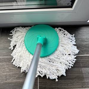 Der Mopp des Cleanmaxx 05549 beim Reinigen einer Kante.