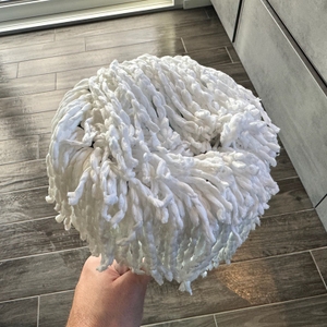 Der Mopp des Cleanmaxx 05549 wird von einer Hand gehalten.