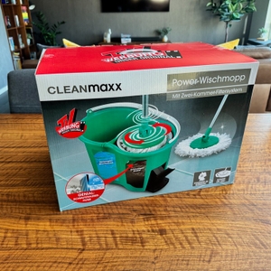 Der Karton des Cleanmaxx 05549 steht auf einem Tisch.