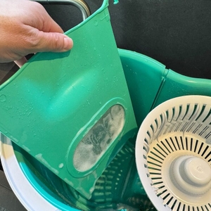 Eine Hand holt eine Trennwand aus dem Behälter des Cleanmaxx 05549.