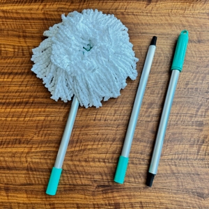 Der auseinandergebaute Mopp des Cleanmaxx 05549 liegt auf einem Tisch.