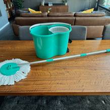 Der Cleanmaxx 05549 steht auf einem Tisch