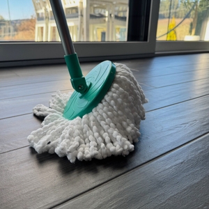 Der Mopp des Cleanmaxx 05549 wird nach oben gedrückt.