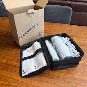 Die Tasche der Cleanmaxx Pro Kompakt liegt offen auf einem Tisch