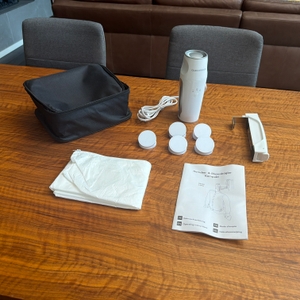 Der Lieferumfang der Cleanmaxx Pro Kompakt liegt auf einem Tisch