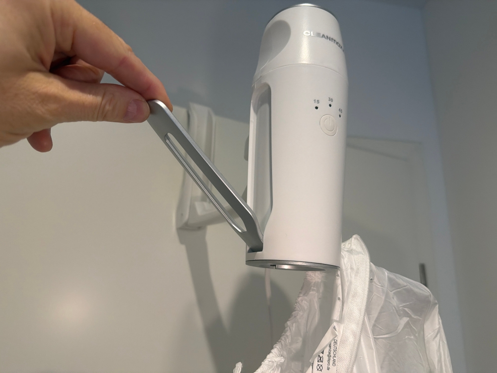 Aufbau der Bügelpuppe Cleanmaxx Pro Kompakt an der Tür