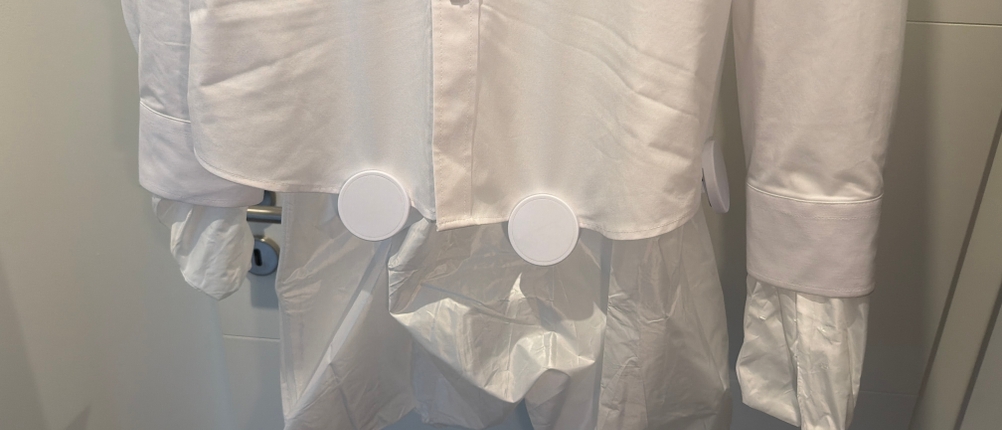 Ein Hemd ist an der Cleanmaxx Pro Kompakt befestigt