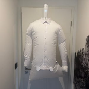 Ein Hemd hängt während der Benutzung auf der Cleanmaxx Pro Kompakt