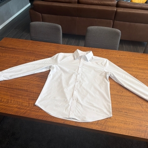 Ein mit der Cleanmaxx Pro Kompakt gebügeltes Hemd liegt auf einem Tisch