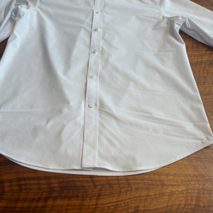 Leichte Falten in einem mit der Cleanmaxx Pro Kompakt gebügelten Hemd