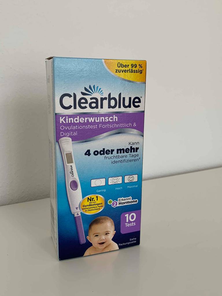 Ansicht einer Clearblue Verpackung mit getestetem Ovulationstest zur Identifizierung von mehr als vier fruchtbaren Tagen.
