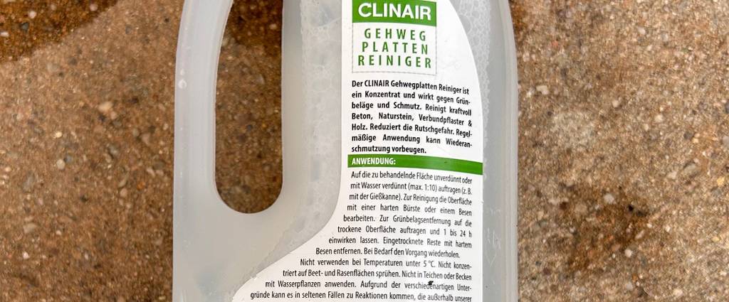 Nahaufnahme der Informationen auf dem Etikett einer Flasche mit Steinreiniger im Test.