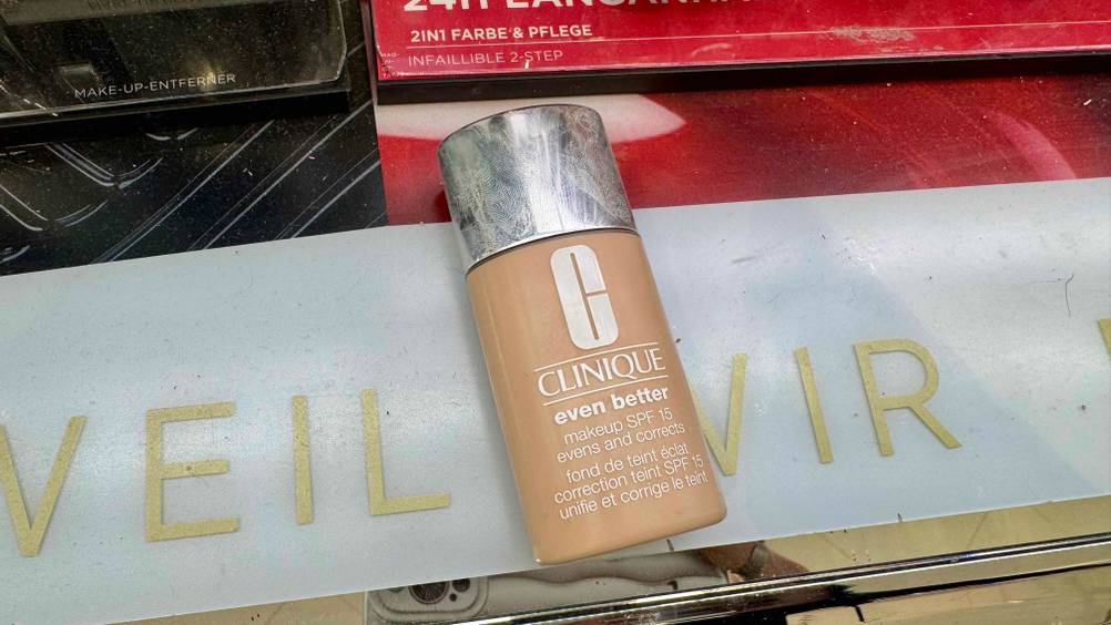 Clinique-Foundation im Test: Eine Tube auf einem Austeller liegend.
