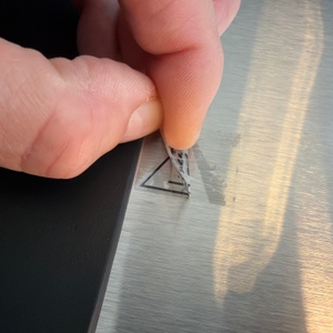 Eine Hand zieht eine Folie vom Cloer 1329