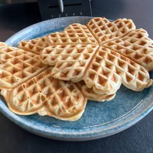 Zwei fertige Waffeln aus dem Cloer 1329 liegen auf einem Teller